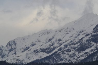 Dağlar ve Avusturya, İtalya ve İsviçre yollar, dağlar karlı