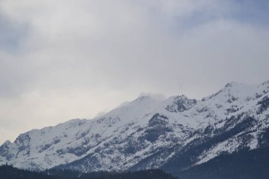 Dağlar ve Avusturya, İtalya ve İsviçre yollar, dağlar karlı