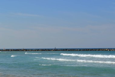 Sahil güzel dalgalar mi