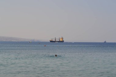 Sahil güzel dalgalar mi