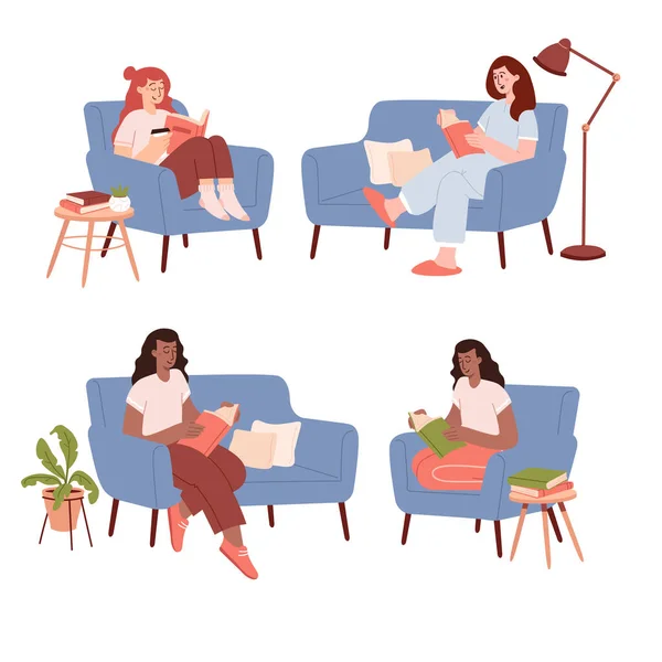 ผู้หญิงสาวนั่งบนโซฟาที่สะดวกสบายและบนเก้าอี้ศึกษาและอ่านหนังสือ . — ภาพเวกเตอร์สต็อก