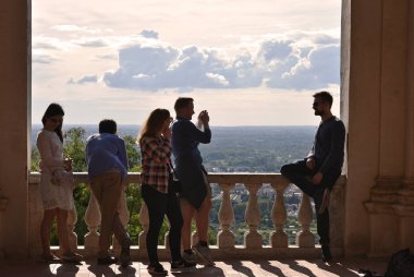 Roma yakınlarındaki Villa D 'Este, Tivoli' deki gözlem noktasından fotoğraf çeken turistler. İtalya 'daki Unesco sitesi. Arka plan.