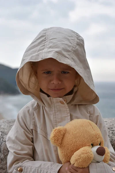 Little Girl Teddy Bear Wearing Raincoat Jacket Hood Stormy Sky — Stock Photo, Image