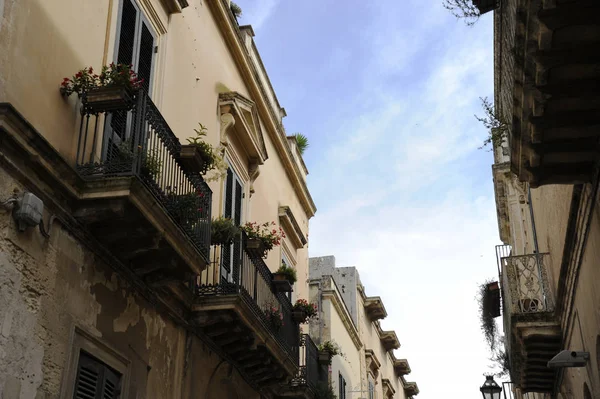 Charming Streets Lecce Balcony Flowery Blue Sky Lecce Puglia Italy — Stock Photo, Image