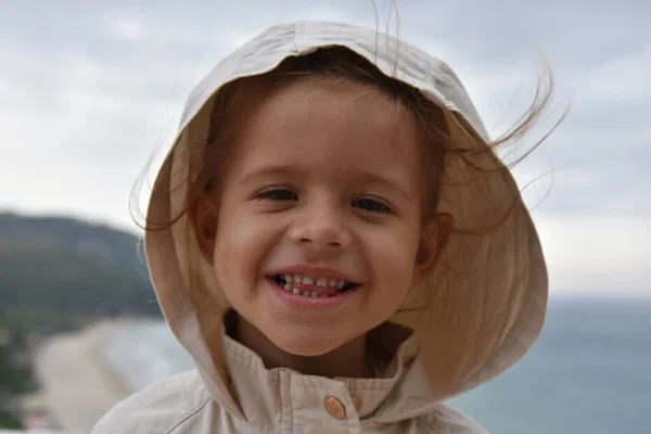 Uma Menina Sorrindo Está Usando Casaco Capa Chuva Com Capuz — Fotografia de Stock