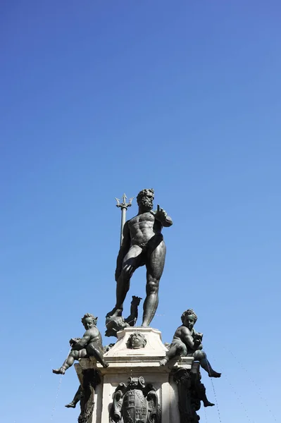ネプチューン 水の神 ローマ神話や宗教 ボローニャ イタリアでイタリア ルネッサンスの有名な記念碑の海のアンティークの像 — ストック写真