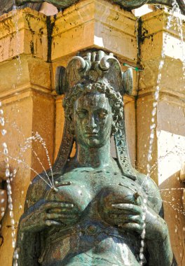 Emziren bir Nereid ile detaylar. Neptün Çeşmesi, Piazza del Nettuno meydanında bulunan anıtsal bir çeşmedir. Bolonya, İtalya