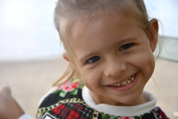 Портрет Красивой Маленькой Девочки Позирующей Открытом Воздухе Фоне Моря Озера — стоковое фото