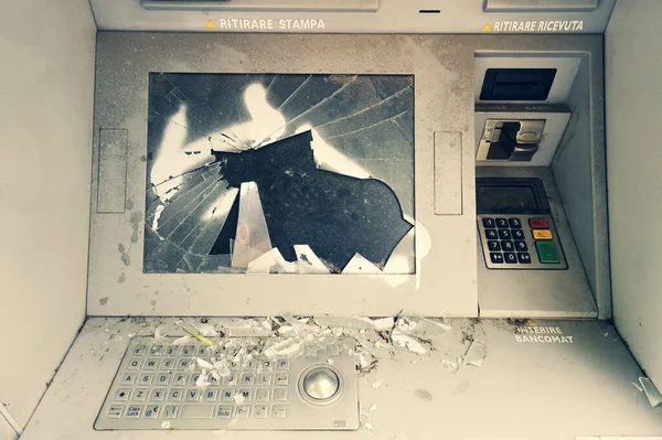 Zarar görmüş, tahrip edilmiş, terk edilmiş, ATM 'den atılmış, bozuk para makinesi. Bozuk ekranlı, servis dışı otomatik vezne makinesinin ön görüntüsü. Finansal ve ekonomik kriz. Gerileme.