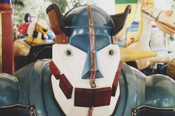 Terk edilmiş bir lunaparkta atlıkarıncadaki antika bir robotu kapat..