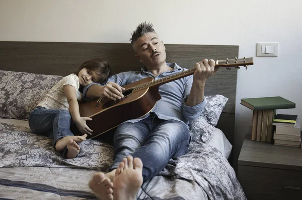 Крутий Тато Грає Акустичній Гітарі Співає Пісню Тоді Його Дочка Стокове Фото