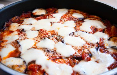 Parmigiana patlıcan teneke üzerinde. Kızarmış patatesli İtalyan tarifi, domates sosu, mozzarella, parmesan, fesleğen, zeytinyağı. Yaşam tarzı, sağlıklı yiyecekler, kızarmış patatesler. Akdeniz diyeti.