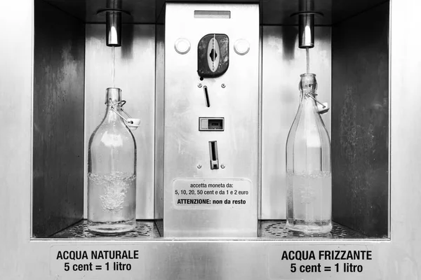 Дешевий Очищений Дозатор Води Природної Води Ігристої Води Скляні Пляшки Стокове Зображення