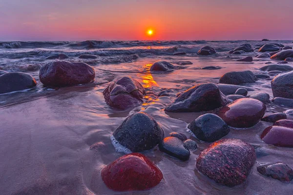 Balti-tenger gyönyörű napfelkeltekor fény Litvánia tengerpartján. — Stock Fotó