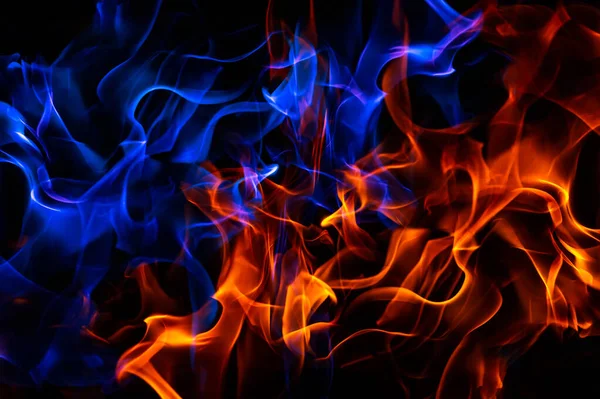 Fuego rojo y azul sobre fondo de bálsamo —  Fotos de Stock