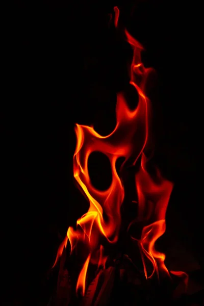 검은 배경에 구멍이나 있는 형태의 화재 — 스톡 사진