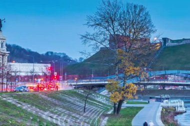 Vilnius şehri, Gediminas kalesi, Neris nehri, Litvanya 'nın başkenti Vilnius, Vilnius ile gece gündüz zaman.