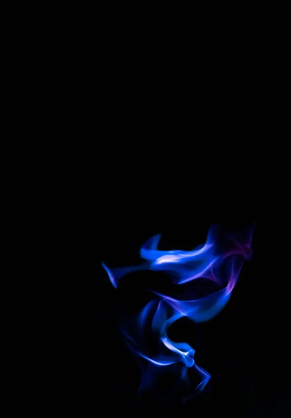青い炎は黒の背景に抽象化を形成する — ストック写真