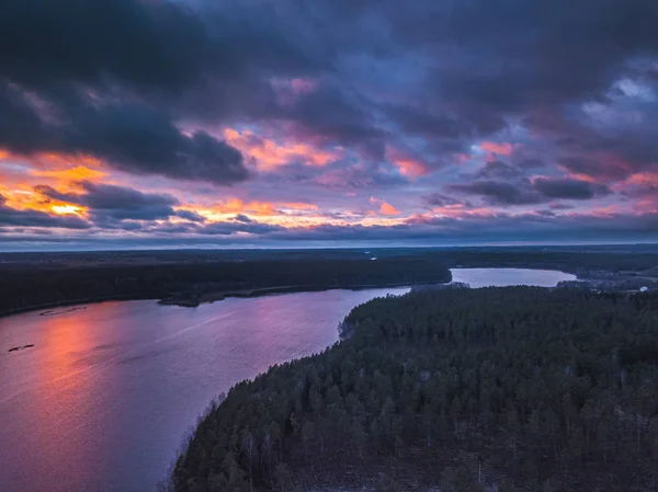 Sjön med öar och en lila solnedgång, antenn panorama — Stockfoto