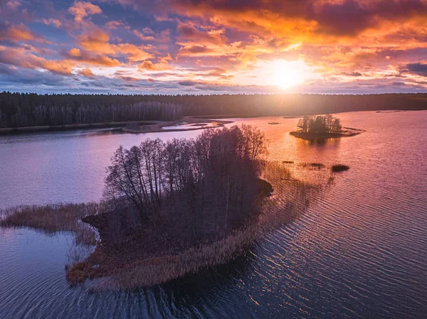 Озеро з островами і фіолетовий захід сонця, повітряна панорама — стокове фото