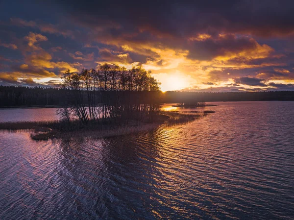 Lago con islas y una puesta de sol púrpura, panorama aéreo — Foto de Stock