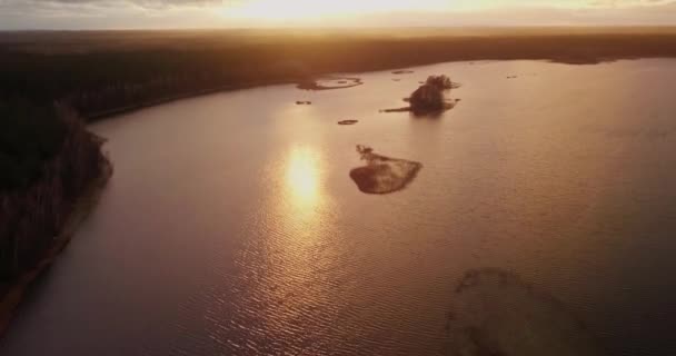 Vista del atardecer del lago con islas, vuelo aéreo sobre el lago — Vídeos de Stock