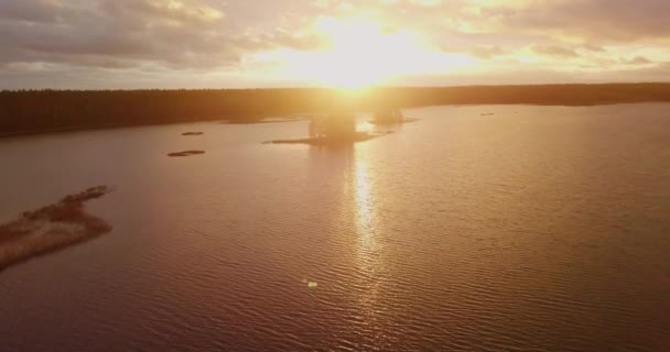 Vista del atardecer del lago con islas, vuelo aéreo sobre el lago — Vídeos de Stock