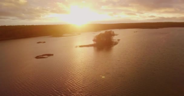 Λίμνη ηλιοβασίλεμα με τα νησιά, εναέρια πτήση πάνω από τη λίμνη — Αρχείο Βίντεο