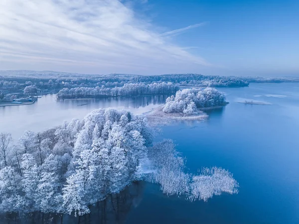 Frosty island in the blue lake, cold winter morning picture — Stockfoto