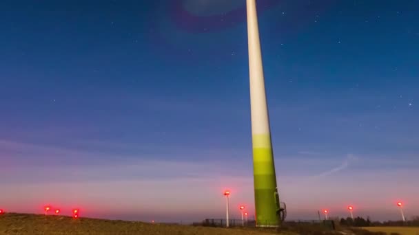 Větrná turbína se rychle točí na noční obloze v Litvě, Evropě — Stock video