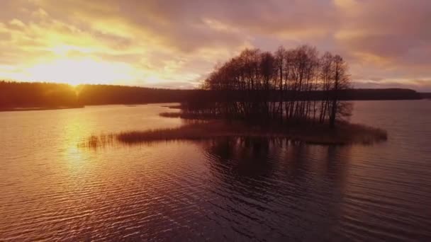 島と湖の夕日の景色、湖の上の航空便 — ストック動画