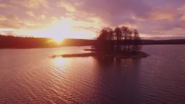 Vista del atardecer del lago con islas, vuelo aéreo sobre el lago — Vídeos de Stock