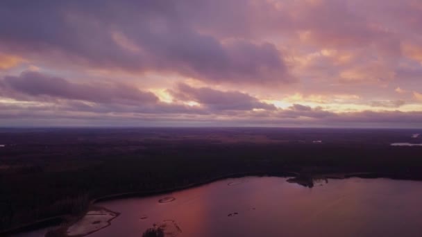 島と湖の夕日の景色、湖の上の航空便 — ストック動画