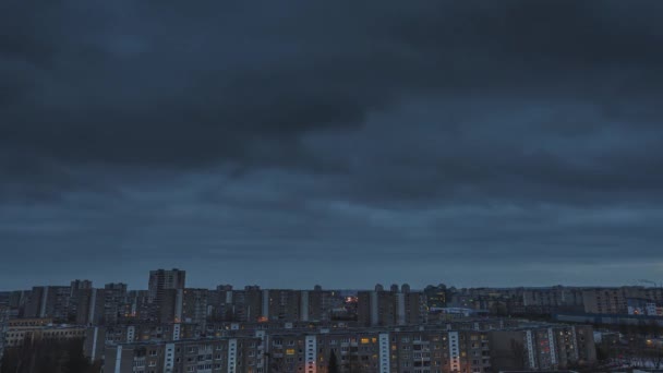 Dag- tot nachtelijke stadstijden van gebouwen in Vilnius, Litouwen — Stockvideo