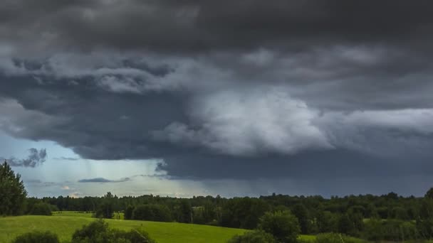 Nuvens de tempestade se movendo pelo céu — Vídeo de Stock