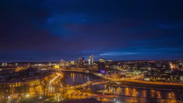 Wilno miasto timelapse z świecącymi budynkami w wieczornym świetle — Wideo stockowe