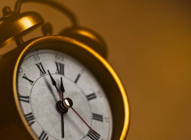 Altın antika çalar saat beşten on ikiye kadar gösteriyor
