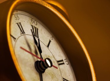 Altın antika çalar saat beşten on ikiye kadar gösteriyor