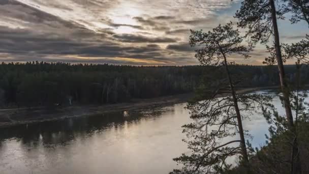 Время течения реки с быстрыми движущимися облаками в голубом небе — стоковое видео