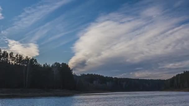 Timelapse de flujo del río con nubes en movimiento rápido en el cielo azul — Vídeos de Stock