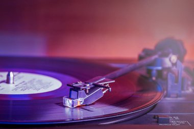 Müzik çalan Vynil diskli eski gramofon