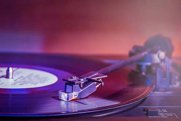 Old gramophone with Vynil disc playing music — Stock Photo, Image