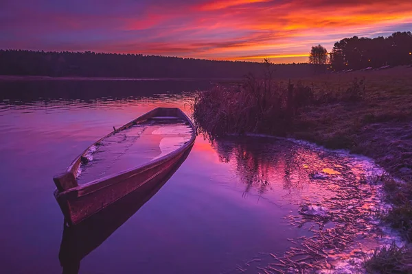 Рибний човен на спокійній річці на світанку — стокове фото