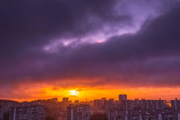 Fajar pagi di atas rumah-rumah penduduk — Stok Foto