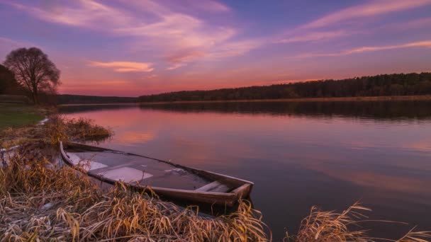 Mañana timelapse con barco en el flujo del río — Vídeos de Stock