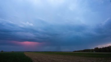 Akşam gökyüzünde dramatik şimşek fırtınası bulutları