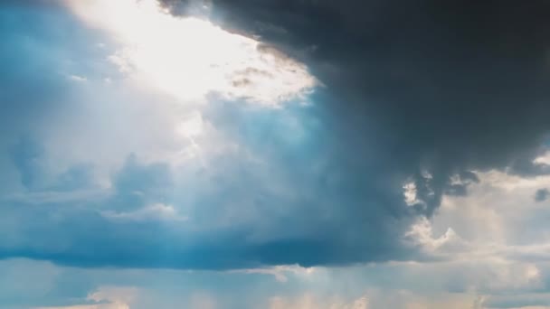 Enkele storm cel wolk met zonnestralen vormen zich over de velden — Stockvideo