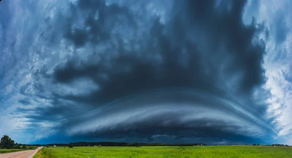 Storm clouds with shelf cloud and intense rain — Stock Photo, Image