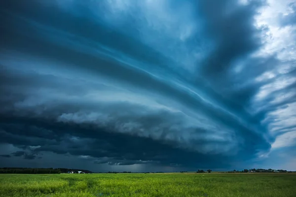 Nuvens de tempestade com nuvem de prateleira e chuva intensa — Fotografia de Stock