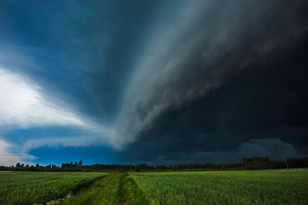 Awan badai dengan awan rak dan hujan deras — Stok Foto